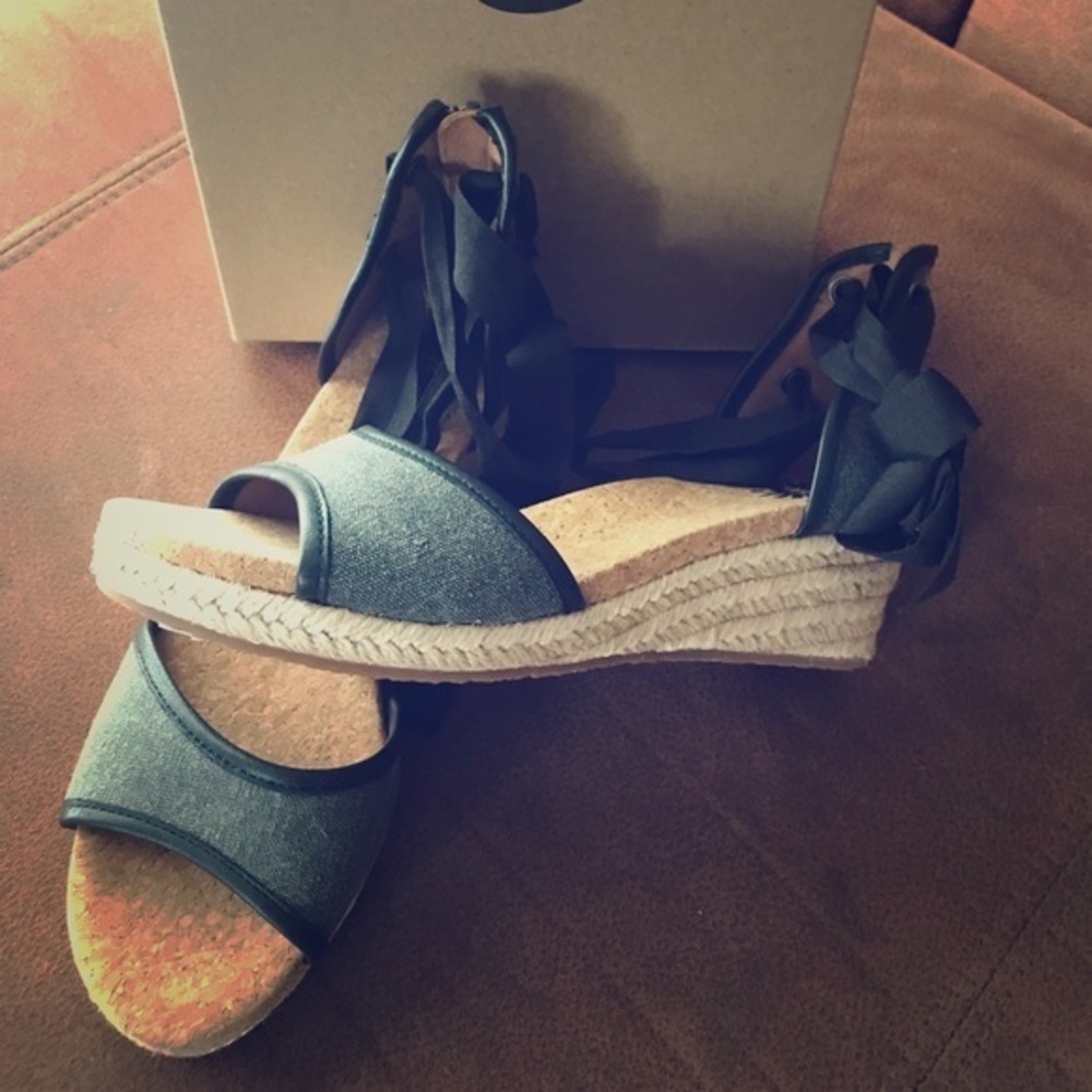 NWB UGG Black Wedge Sandals 6